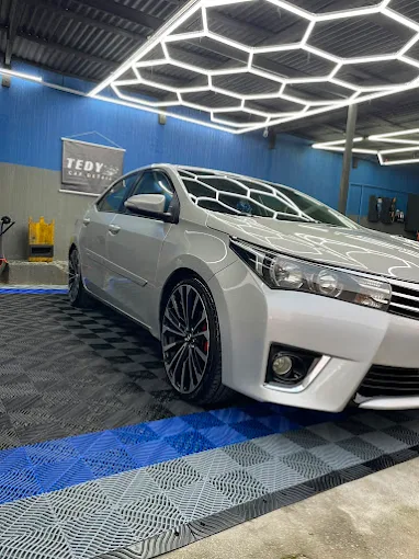 Toyota Corolla prateado com brilho espelhado após detalhamento