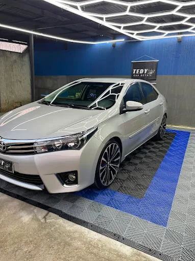 Veículo prateado finalizado na cabine de detalhamento da Tedy Car Detail