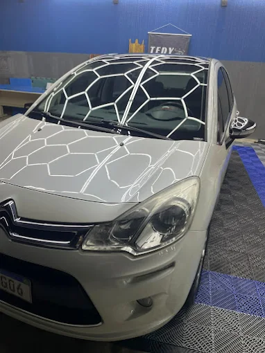 Citroën branco refletindo a iluminação do estúdio